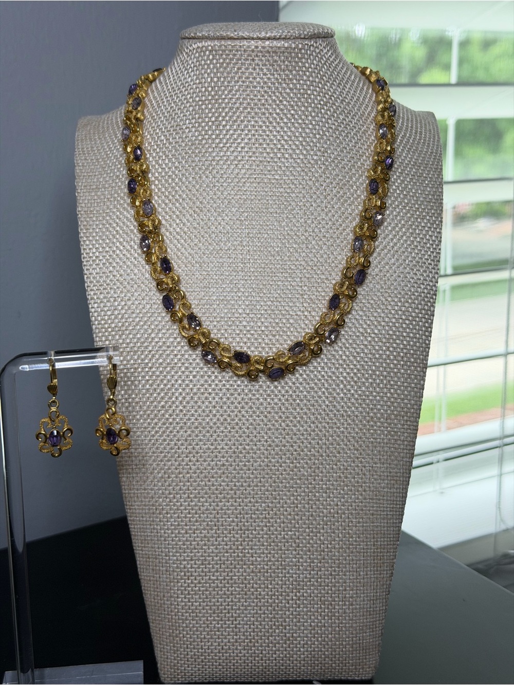Vintage signed Trifari necklace and earrings set - Picture 9 of 15